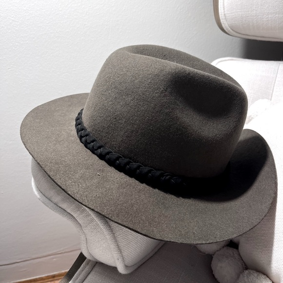 Small/medium size green hat perfect for the Fall - Picture 1 of 2